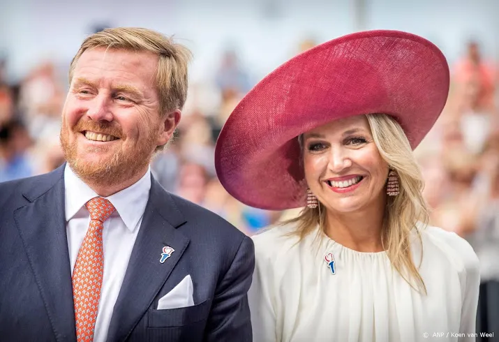 koning en koningin vertrokken in glazen koets