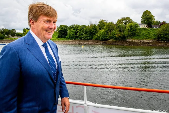 koning geinstalleerd in orde van de kousenband