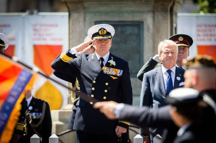 koning groet defile van veteranen