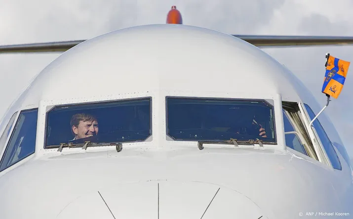 koning in cockpit tijdens vlucht naar berlijn voor staatsbezoek