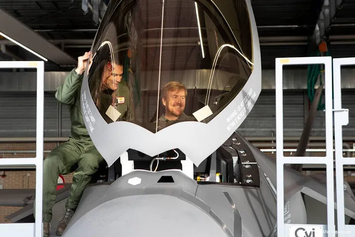 koning kijkt bij f 35 in leeuwarden