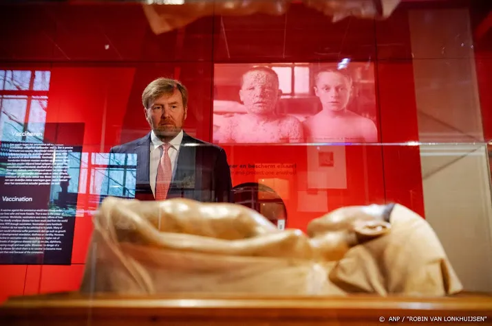 koning klapt als enige bij opening expositie besmet