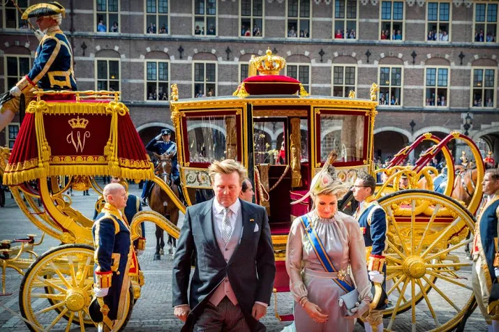 koning koningin en prinses gaan erop vooruit