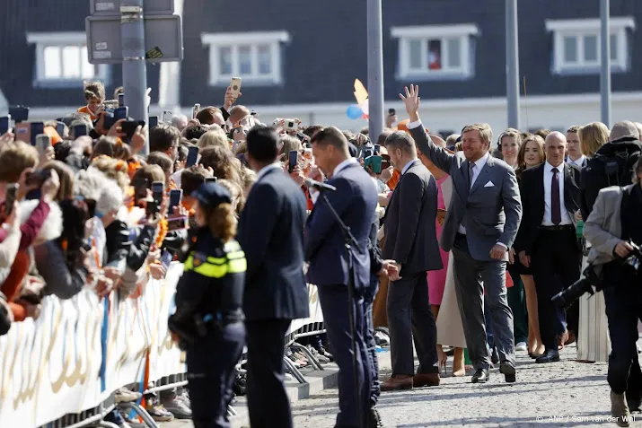 koning krijgt verjaardagshanden en boksen van maastrichtenaren