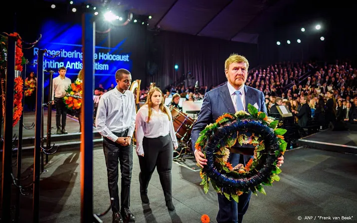 koning legt krans aan slot van wereld holocaust forum