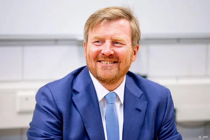 koning legt krans op amerikaanse ereveld in margraten
