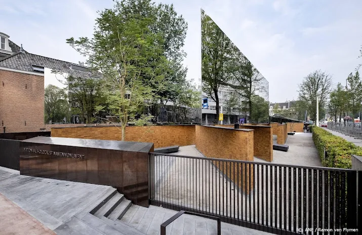 koning onthult holocaust namenmonument in amsterdam