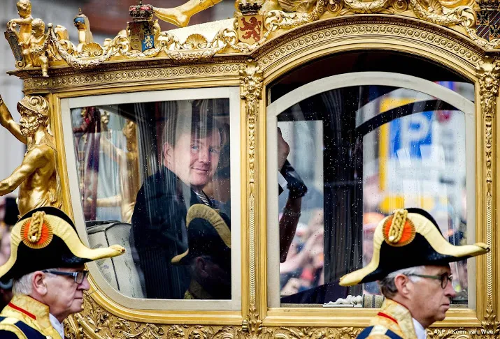 koning opent expositie over omstreden gouden koets