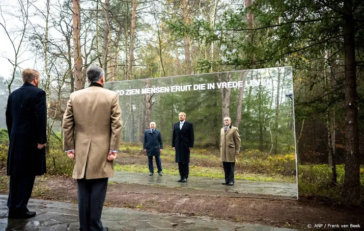 koning opent nieuwe begraafplaats voor veteranen