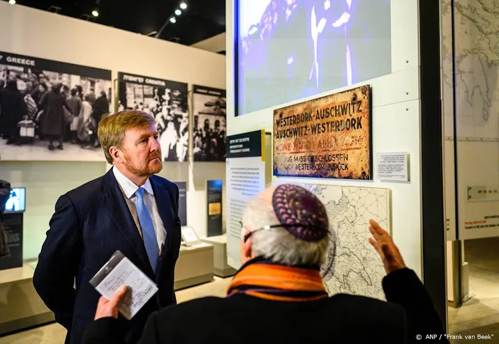 koning rondgeleid door herdenkingscentrum in israel