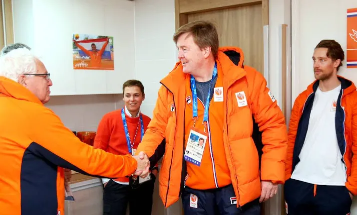 koning sluit bezoek aan spelen af
