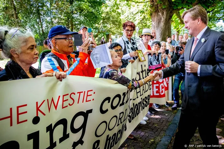 koning spreekt betogers bij indiemuseum
