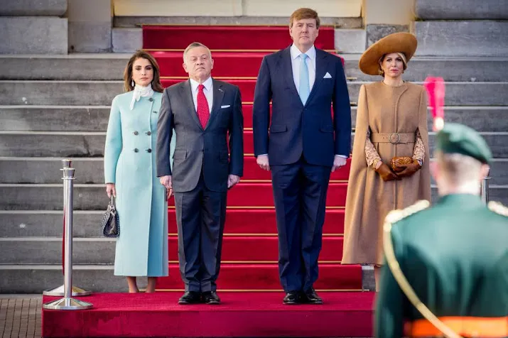 koning verwelkomt jordaans koningspaar