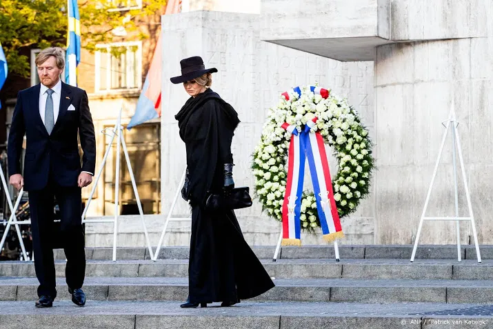 koning vraagt om niet weg te kijken