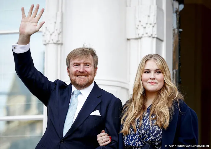 koning wacht op beurt voor boosterprik