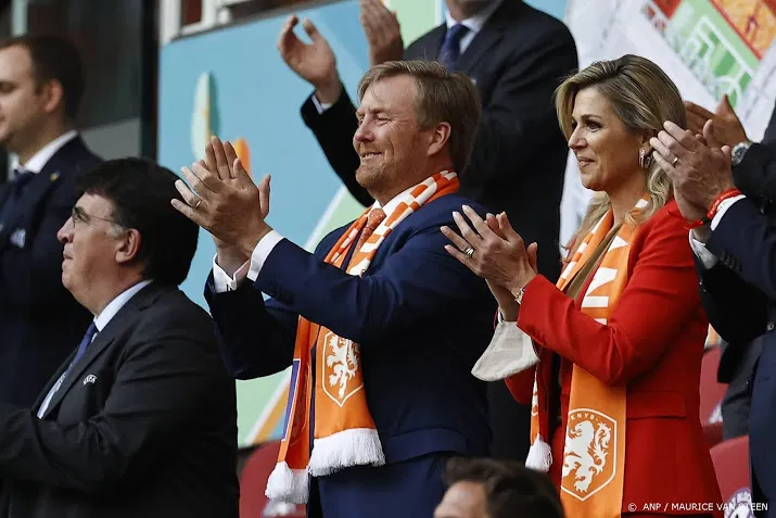 koning wenst voetbalsupporters fijne wedstrijd