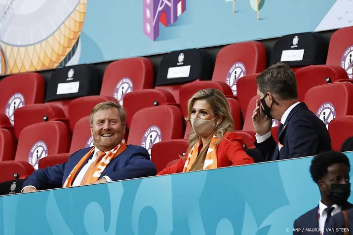 koning willem alexander brengt bezoek aan mooiste oranjestraat