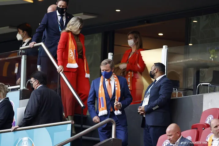 koning willem alexander en koningin maxima bij oranje op tribune