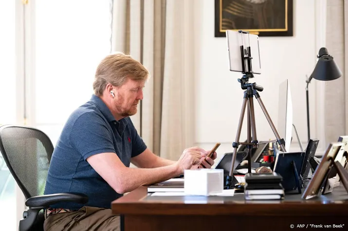 koning willem alexander viert digitale koningsdag thuis