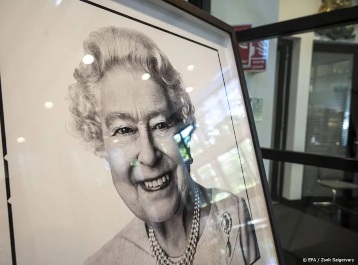 koningin elizabeth herdacht in amsterdamse kerk