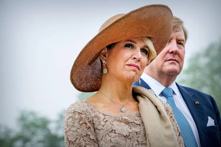 koningin maxima deelt appeltjes uit