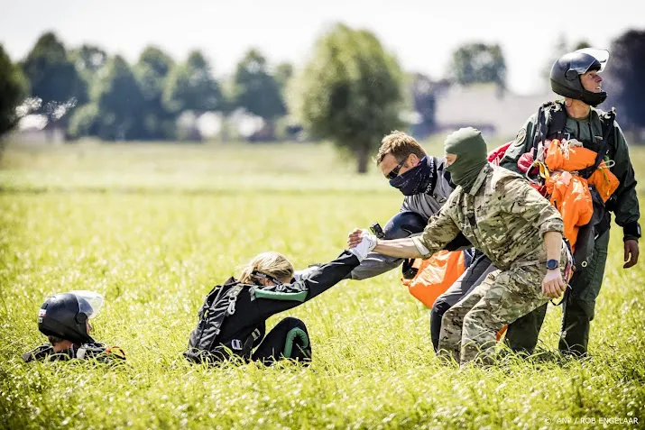 koningin maxima maakt parachutesprong heel erg spannend