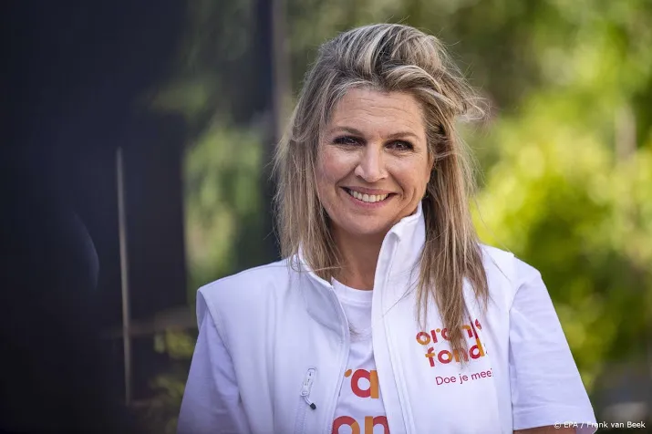 koningin maxima reikt appeltjes van oranje uit