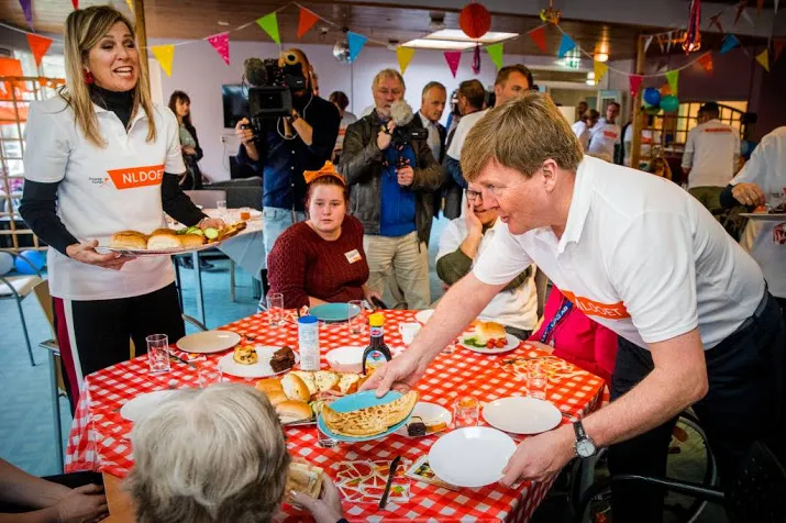 koningspaar bakt pannenkoeken voor nldoet