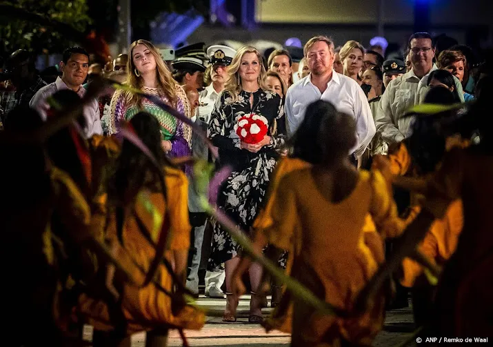 koningspaar en amalia op marineschip richting curacao