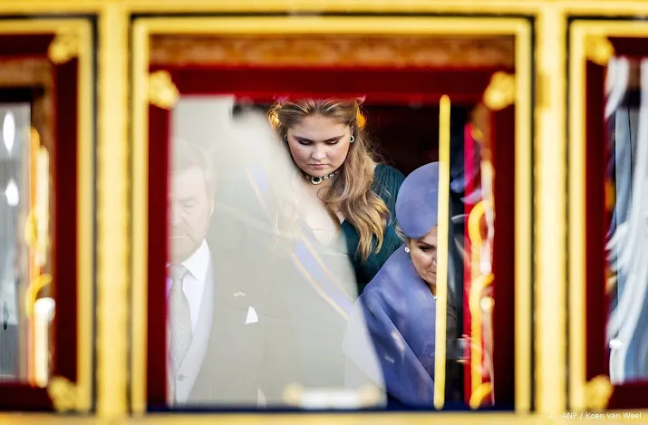 koningspaar en amalia richting noordeinde voor bordesscene
