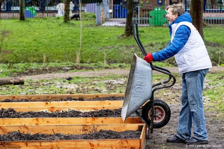 koningspaar en prinses beatrix aan de slag tijdens nldoet