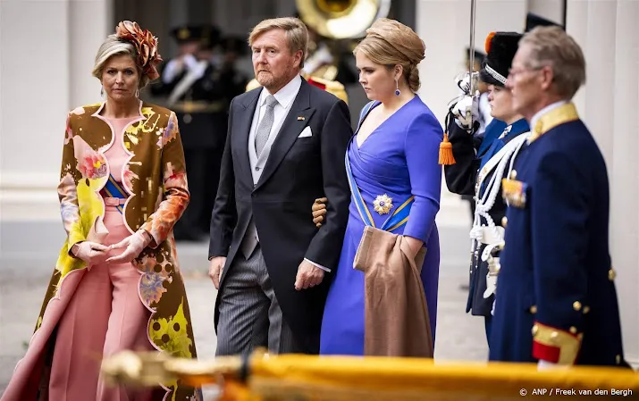 koningspaar en prinsessen voor balkonscene terug naar noordeinde