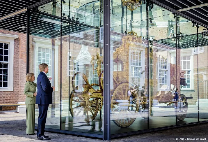 koningspaar in gesprek over koloniaal verleden
