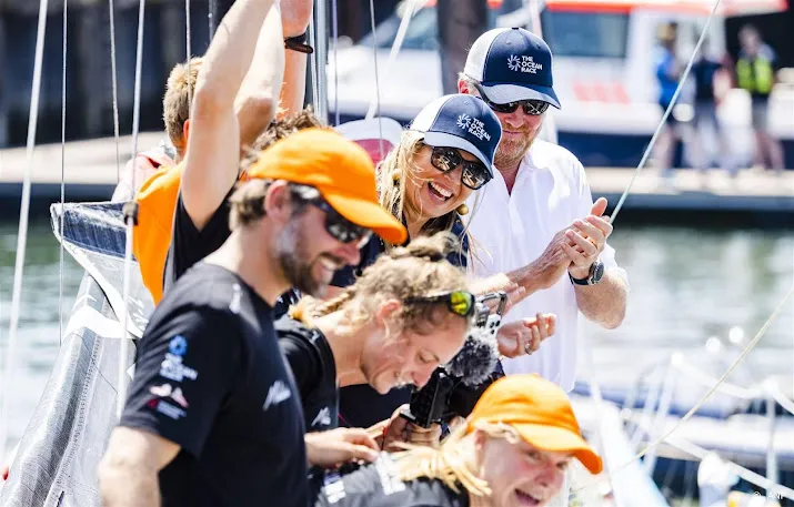 koningspaar ziet deelnemers ocean race finishen in scheveningen