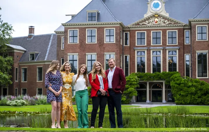koninklijk gezin poseert op ruime afstand van media in tuin