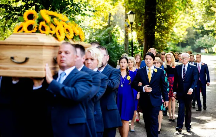koninklijke familie begeleidt kist prinses christina