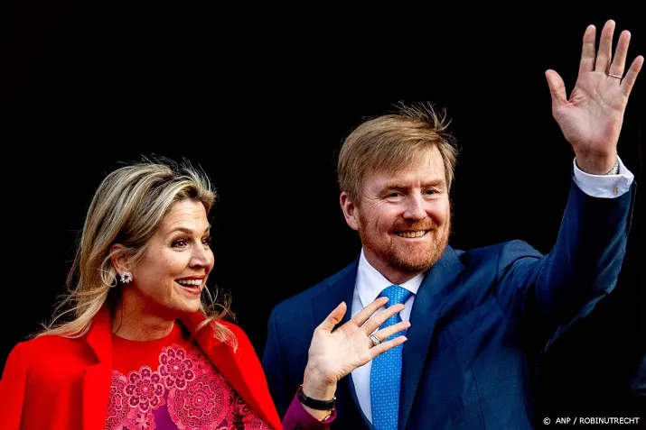 koninklijke familie wandelt op koningsdag door centrum maastricht