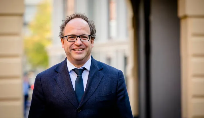koolmees schuift aan bij pensioenoverleg