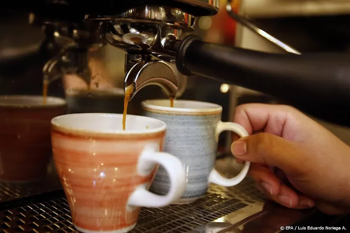 kop koffie in grote steden goedkoper vraag havermelk daalt