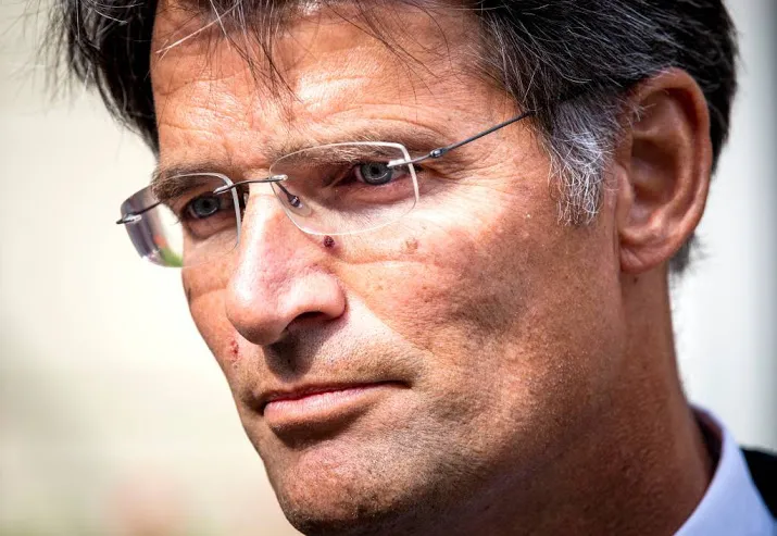 korpschef in geel hesje na bezoek aan parijs