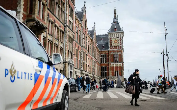 kraanwagen zakt door brug bij amsterdam cs