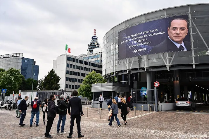 krant kinderen berlusconi dicht bij deal over zakenimperium vader