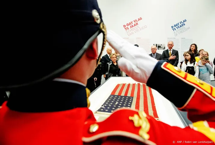kreuk overhandigt d day vlag aan trump