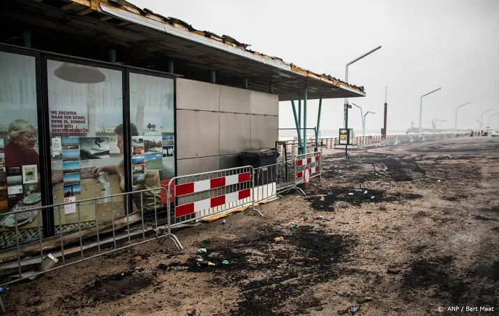krikke neemt schade op van vonkenregen