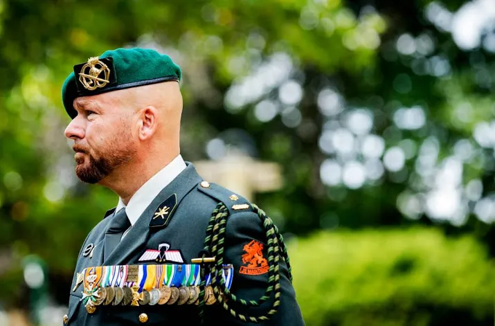 kroon blijft gewoon bij defensie