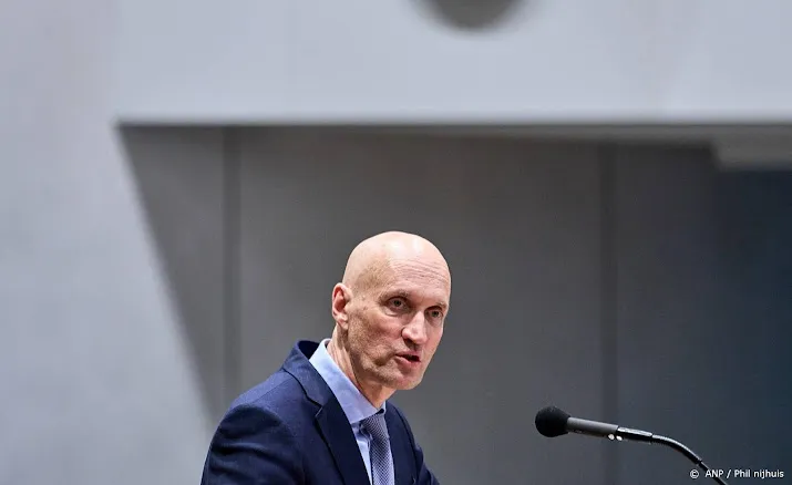kuipers belooft de coronamodellen tegen het licht te houden