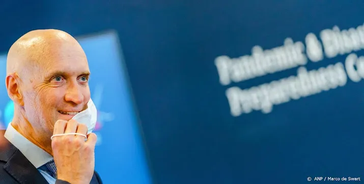 kuipers denkt dat coronapas tot eind volgend voorjaar nodig is