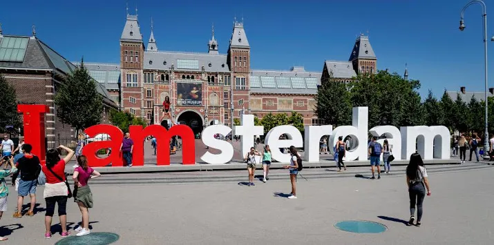 kunstenaar bedekt letters i amsterdam