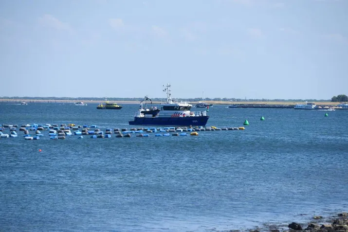 kustwacht redt mensen van zinkend schip