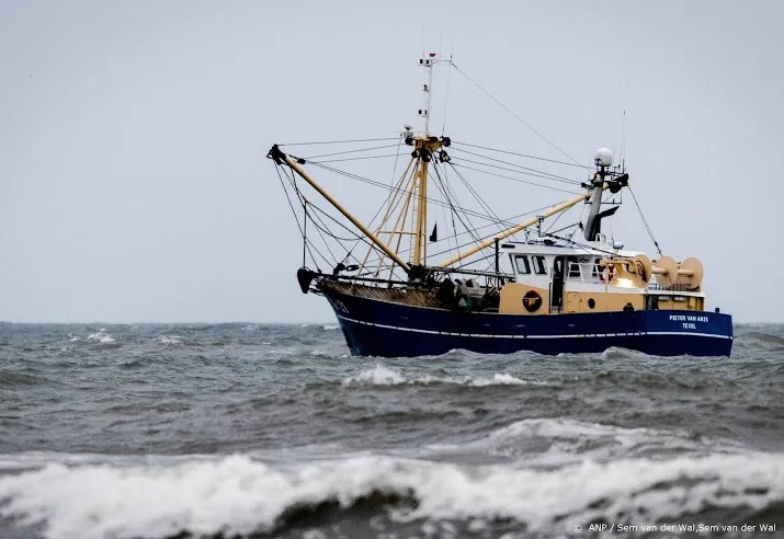 kustwacht sleept containerschip bij vlieland naar veilige positie